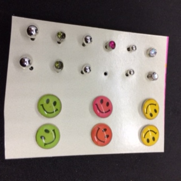 2/10NWT 8 Pairs of Smileys and Dots Post Earrings - Picture 3 of 4